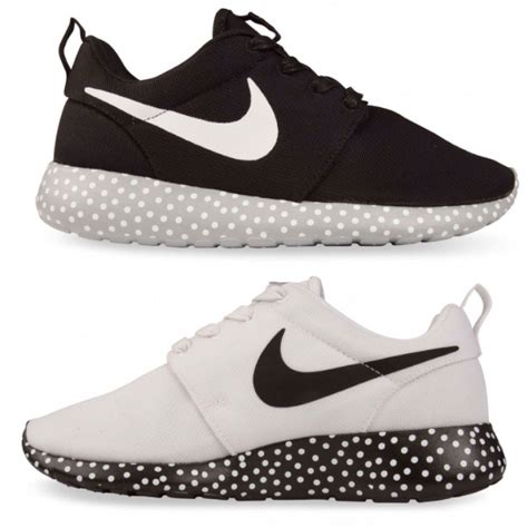 weiße roshe run mit schwarzem nike zeichen|Nike Roshe Run Black White Herren .